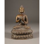 EINE SITZENDE FIGUR VON SHAKYAMUNI AUS BRONZE