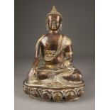 EINE SITZENDE FIGUR VON SHAKYAMUNI AUS BRONZE