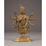 EINE STEHENDE FIGUR VON KALI MAHISHASURA AUS BRONZE