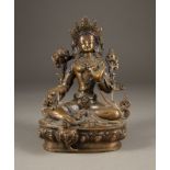 EINE SITZENDE FIGUR VON TARA AUS BRONZE