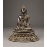 EINE SITZENDE FIGUR VON BUDDHA SHAKYAMUNI AUS BRONZE