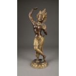 EINE STEHENDE FIGUR VON MAYADEVI AUS BRONZE