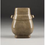 EINE BRAUN KRAKELGLASIERTE GU-FÖRMIGE VASE