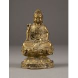 EINE SITZENDE FIGUR VON GUANYIN AUS BRONZE