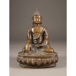 EINE SITZENDE FIGUR VON BUDDHA SHAKYAMUNI AUS BRONZE
