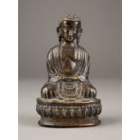 EINE SITZENDE FIGUR VON AMITABHA AUS BRONZE