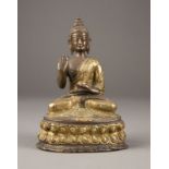 EINE SITZENDE FIGUR VON AMOGHASIDDHI AUS BRONZE