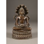 EINE SITZENDE FIGUR DES NAGA AUS BRONZE