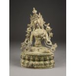 EINE SITZENDE FIGUR DER WEISSEN TARA AUS BRONZE