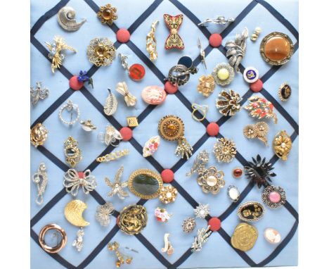 A collection of vintage costume jewellery brooch pins. The brooches to include gold tone, silver tone, pearl, glass, enamel, 