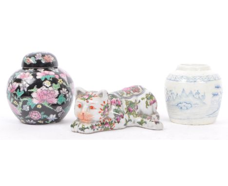 A 19th century late Qing Dynasty Chinese Oriental ceramic blue & white ceramic ginger jar decorated with a depiction of an or