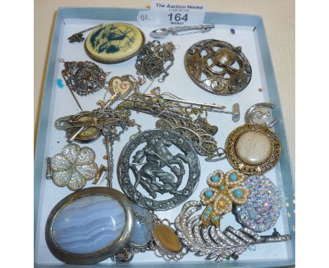 Vintage jewellery brooches etc., inc. an opal Shamrock gold? bar brooch, silver bits etc.