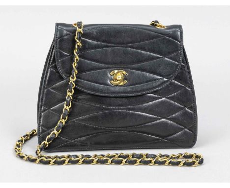 Chanel, Vintage Trapezoid Crossbody Bag, schwarzes gestepptes Kalbsleder, goldfarbene Hardware, lederdurchflochtene Gliederke