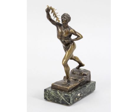 Anonymer Bildhauer um 1900, Siegesbote von Marathon, patinierte Bronze nach dem antiken Vorbild auf Marmorplinthe, seitlicher