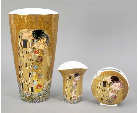 Drei Vasen mit Dekor nach Gustav Klimt, der Kuss, Ende 20. Jh., Artis Orbis, Goebel, große Vase, H. 28,5 cm, runde Vase, H. 1