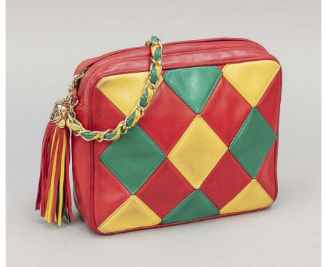 Chanel, Vintage Harlequin Tassel Bag, signalrotes Leder mit aufgenähten Rauten in Gelb und Grün, goldfarbene Hardware, lederd