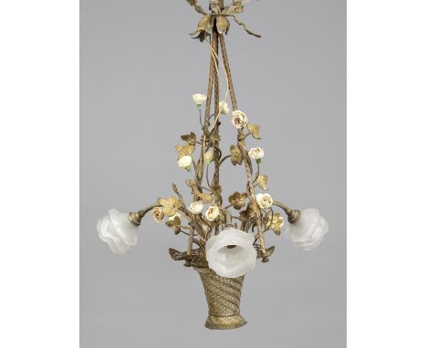 Deckenlampe, Ende 19. Jh., Bronze/Messing, Porzellan. Als hängender Korb mit weißen Rosen und 3 Lampen als Blüten (Lampenschi