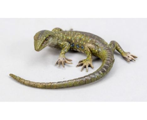 Wiener Bronze, 20. Jh., polychrom kalt bemalte Bronze in Gestalt einer Eidechse, ber., unterseitig gestempelt, L. 7 cm