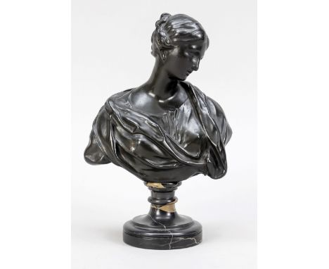 Anonymer Bildhauer um 1900, Büste einer Frau in wallendem Gewand, schwarz patinierte Bronze über Marmorsockel, H. 23 cm