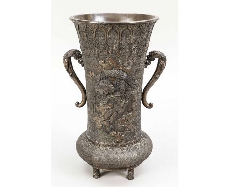 Drachen und Phönix Vase, Japan, Ende 19./Anfang 20. Jh., Bronze. Gedrückter Bauch auf 5 Füßen, auf dem weiten Hals recto Drac