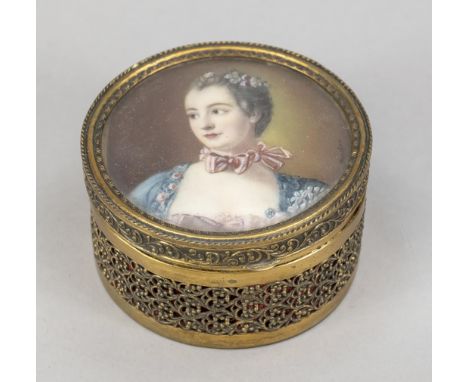 Deckeldose mit Miniatur, Ende 19. Jh., Messingkorpus, durchbrochen gearbeitet, innen mit rotem Samt ausgeschlagen. Auf dem De