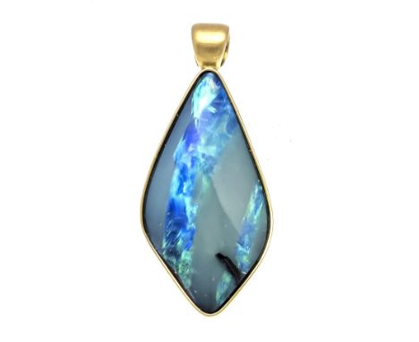 Opal-Anhänger GG 750/000 mit einem navette-förmigen Boulder-Opal 24,5 x 12 mm, blaugrünes Farbenspiel, L. 30 mm, 4,0 g