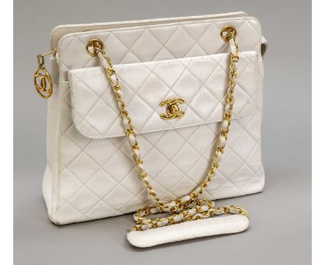 Chanel, Vintage Quilted White Shoulder Bag, gestepptes weißes Kalbsleder im markentypischen Rautendesign, goldfarbene Hardwar