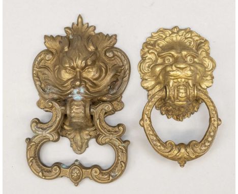 2 Historismus Klingeldrücker, Ende 19. Jh., Bronze/Messing. 2 x Maskaron, H. bis 19 cm