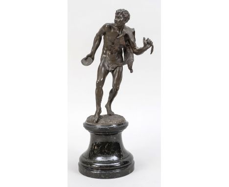 Sign. G. Roth, Bildhauer Ende 19. Jh., Faun mit Schale und Raubkatzenfell über der Schulter, patinierte Bronze auf gekehltem 