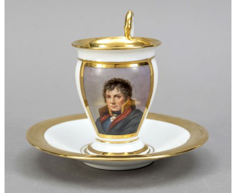 Bildnistasse mit UT, 20. Jh., Glockentasse mit hochgezogenem Henkel, frontseitig feine Malerei, Portrait eines französischen 