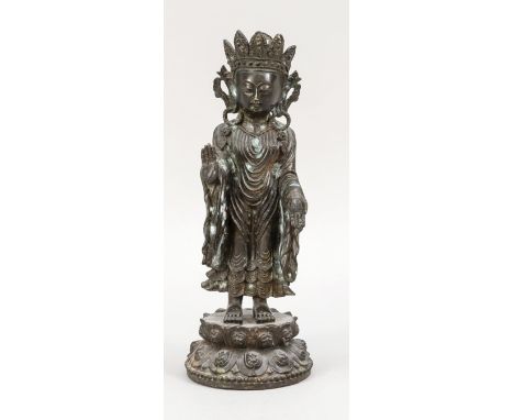 Buddhistische Heiligenfigur, China, 20. Jh., Bronze. Auf einem runden, doppelten Lotussockel stehend, H. 28 cm