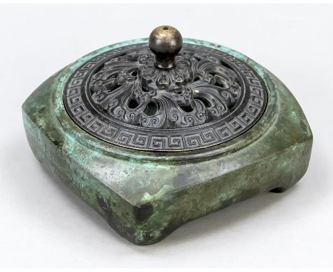 Censer mit Deckel, China 19./20. Jh., Bronze. Quadratische Form mit leicht gerundeten Seiten auf 4 Füßen, durchbrochen gearbe