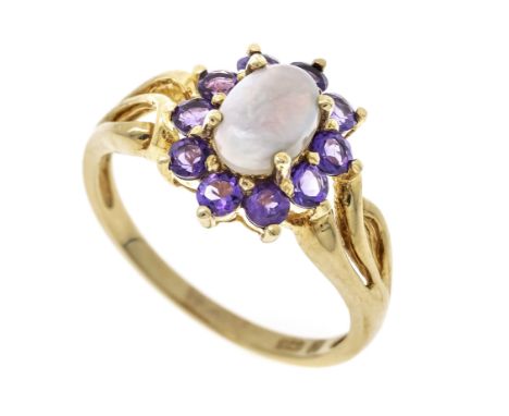 Opal-Amethyst-Ring GG 375/000 mit einem ovalen Milchopal-Cabochon 7 x 5 mm und rund fac. Amethysten 2,3 mm, RG 53, 2,5 g