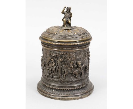 Tabaktopf, Frankreich um 1880, Bronze. Zylindrischer Korpus mit umlaufendem Reliefdekor, Deckel mit figürlichem Knauf, H. 19 