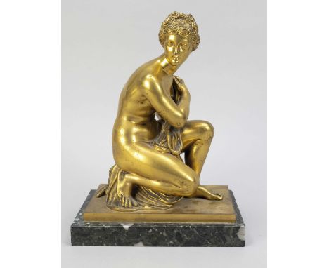 Anonymer Bildhauer um 1900, Aphrodite auf der Schildkröte sitzend, vergoldete Bronze auf Marmorplinthe, ber., H. 32 cm