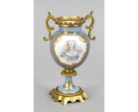 Kleine Ziervase im Sevres Stil, Frankreich, 20. Jh., frontseitig Medaillon mit  Portrait einer Adelsdame, sign. Bertin, lüstr