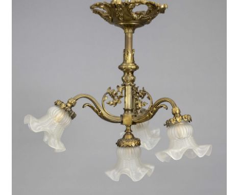 Deckenlampe, Ende 19. Jh., Bronze. Kannelierte und ornamentierte Konsole an durchbrochen gearbeiteter Rosette mit 3 von Blatt