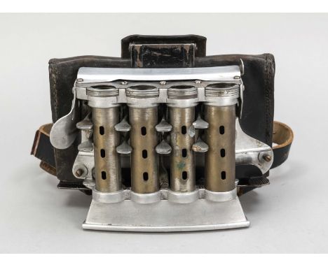 Münzwechsler für den Schaffner, Mitte 20. Jh., Aluminium, Messing, schwarzes Leder mit Trageriemen. Im Guss bez. ''Prof. Alfr