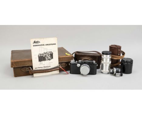 Leica Kleinbildkamara Modell III a von Leitz (Wetzlar). Mit Original Lederetui, Original Zubehör wie Wechselobjektiv, Blende.