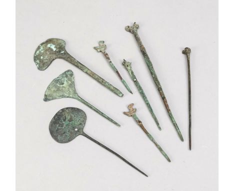 8 Antike Haarnadeln? wohl Bronze. Genaueres Alter und Herkunft unbekannt, verschiedene Formen (davon 4 mit figürlichen Aufsät