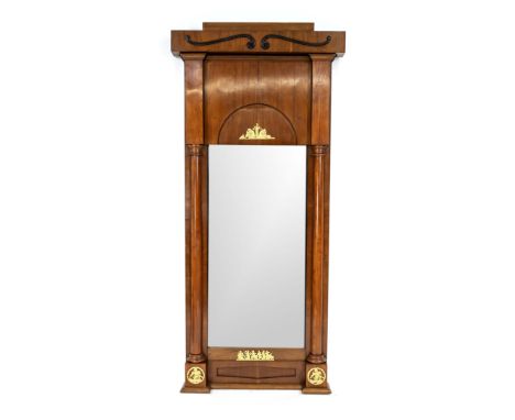 Biedermeier-Wandspiegel um 1820, Mahagoni massiv/furniert, vergoldete Applikationen aus Bronze, 187 x 84 cm.