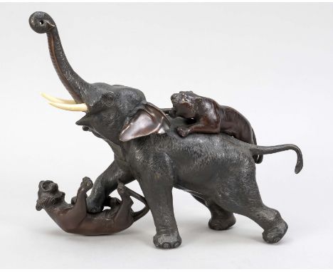 Asiatischer Bildhauer um 1900, Elefant mit Tigern kämpfend, patinierte Bronze mit feiner Oberflächenbearbeitung, im Bauch sig