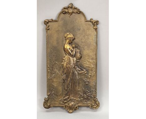 Reliefbild mit Wasserholerin, Ende 19. Jh., Bronze. Passig geschweifter Rahmen mit Ring zum Hängen, 40 x 21 cm