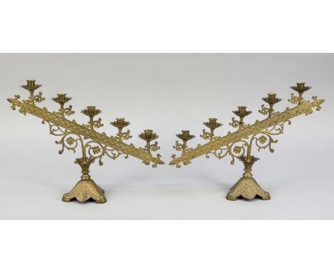 Paar Altarleuchter, Ende 19. Jh., Bronze/Messing. Dreipassiger, ornamentierter Fuß, schräg gestellte Leuchteranordnung mit 5 