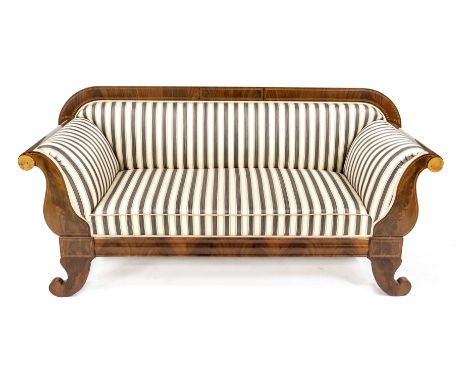 Biedermeier-Sofa um 1830, Mahagoni furniert, schauseitig Fadeneinlagen, alt rest., 95 x 200 x 72 cm.