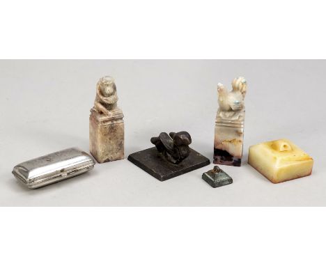 Konvolut von 6 Siegeln, China, wohl 19. Jh. (und früher?). Aus Bronze, Speckstein und Jade, H. bis 8 cm