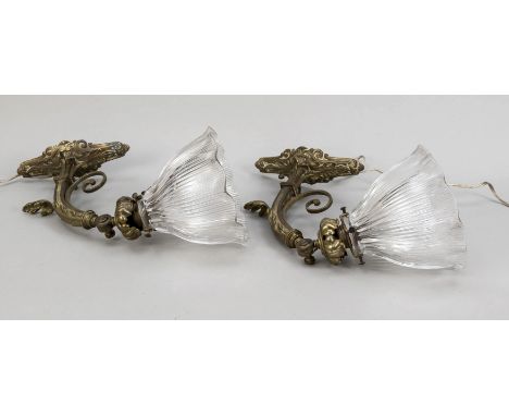 Paar Wandlampen, Edne 19. Jh. Passig geschweiftes und ornamentiertes Wandteil und von Blattwerk überfangener Arm aus Messing/