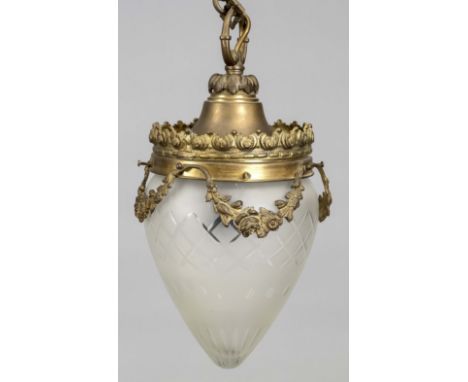 Deckenlampe, 19./20. Jh. Ornamentierte Fassung aus Bronze/Messing mit Blumengirlande, Milchglasschirm mit Schliffdekor, H. 50