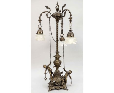 Große Tischlampe, 19./20. Jh., Messing/Bronze. Von einem paar Knaben umspieltes Postament mit Vasenaufsatz. Schaft als gedreh