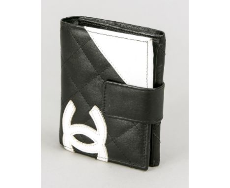 Chanel, Vintage Portmonnaie, schwarzes gestepptes Glattleder mit Details und aufgenähtem Logo aus weißem Leder, Überschlags-V